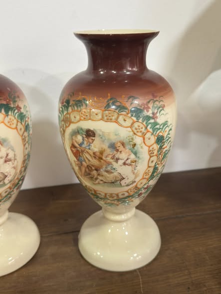 Par de Jarrões em Vidro Opalino Soprado com Cenas Românticas — Art Nouveau (c. 1900)
