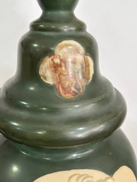 Jarrão Monumental com Tampa — Porcelana Verde Império com Cenas Neoclássicas (c. 1900)