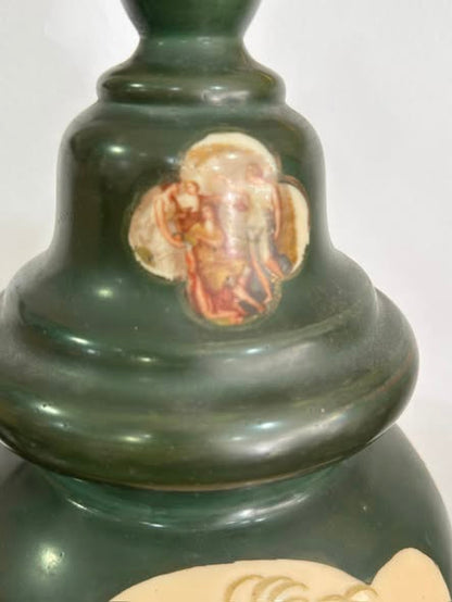 Jarrão Monumental com Tampa — Porcelana Verde Império com Cenas Neoclássicas (c. 1900)