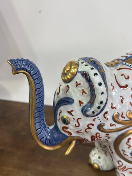 Elefante em Porcelana Le Porcellane (Florença) — Ouro Brunido e Arabescos (c. 1990)