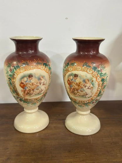 Par de Jarrões em Vidro Opalino Soprado com Cenas Românticas — Art Nouveau (c. 1900)