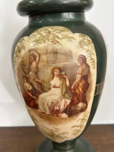 Jarrão Monumental com Tampa — Porcelana Verde Império com Cenas Neoclássicas (c. 1900)