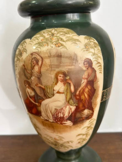 Jarrão Monumental com Tampa — Porcelana Verde Império com Cenas Neoclássicas (c. 1900)