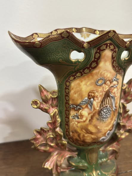 Jarra Vista Alegre com Anjos Pintados à Mão — Séc. XIX (1881–1921)