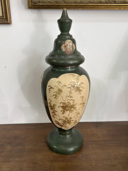 Jarrão Monumental com Tampa — Porcelana Verde Império com Cenas Neoclássicas (c. 1900)