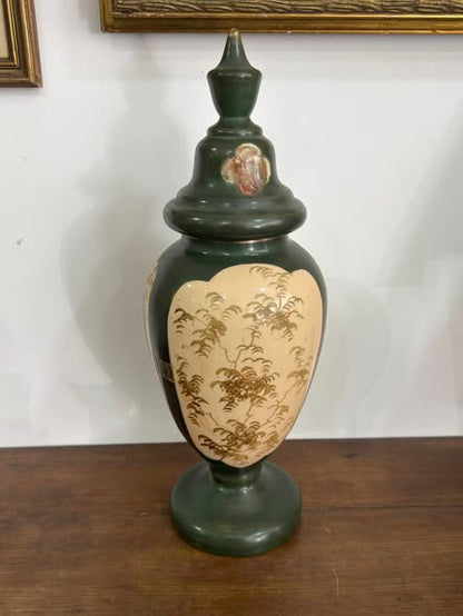 Jarrão Monumental com Tampa — Porcelana Verde Império com Cenas Neoclássicas (c. 1900)