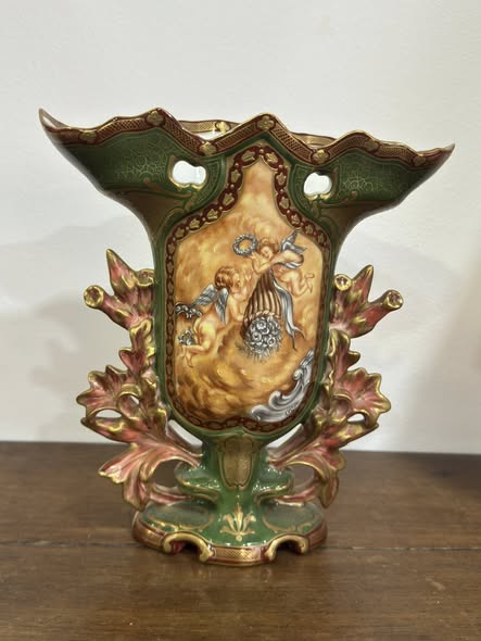 Jarra Vista Alegre com Anjos Pintados à Mão — Séc. XIX (1881–1921)
