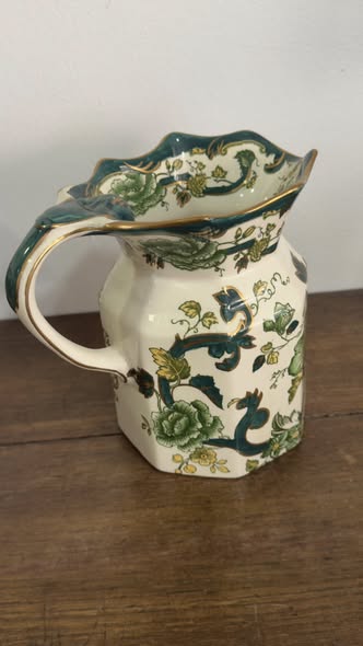 Jarro Mason's Chartreuse em Ironstone — Decoração Floral Verde e Dourada, Inglaterra Séc. XX