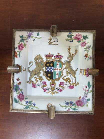 Cinzeiro Vista Alegre Mettahedeh - Porcelana com Brasão Heráldico e Flores Pintadas