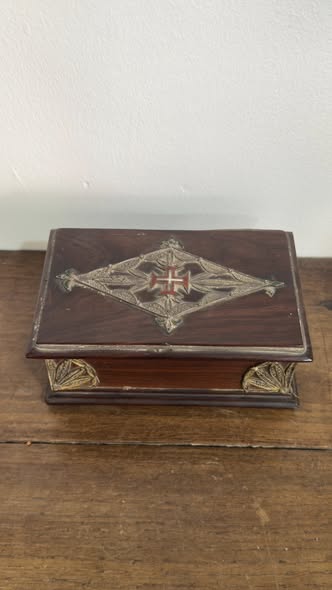 Caixa Antiga em Madeira com Ornamentos Dourados