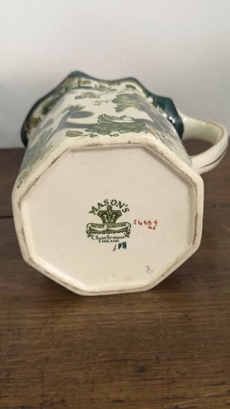 Jarro Mason's Chartreuse em Ironstone — Decoração Floral Verde e Dourada, Inglaterra Séc. XX
