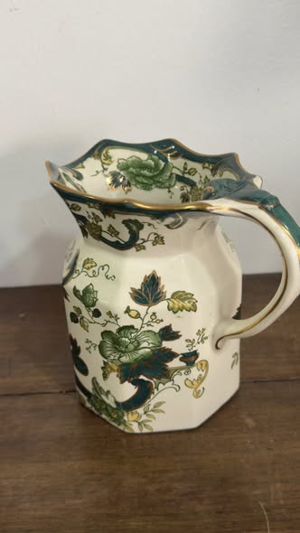 Jarro Mason's Chartreuse em Ironstone — Decoração Floral Verde e Dourada, Inglaterra Séc. XX
