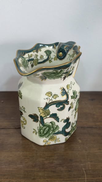 Jarro Mason's Chartreuse em Ironstone — Decoração Floral Verde e Dourada, Inglaterra Séc. XX