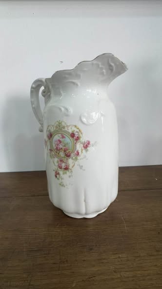 Antigo Gomil em Porcelana Romântica Vista Alegre – Período 1922-1947 (Marca 31)