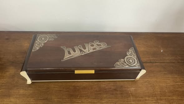 Antiga Caixa de Luvas em Madeira com Aplicações em Prata (Arte Nova / Déco)