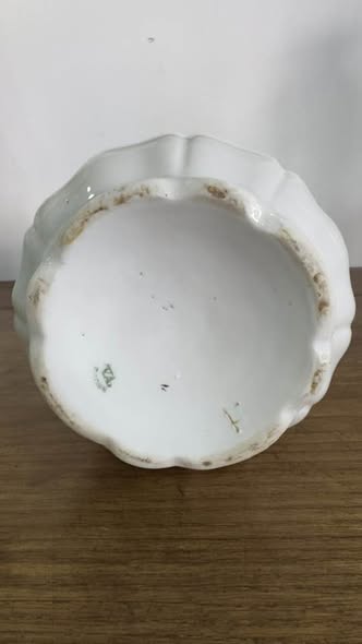 Antigo Gomil em Porcelana Romântica Vista Alegre – Período 1922-1947 (Marca 31)