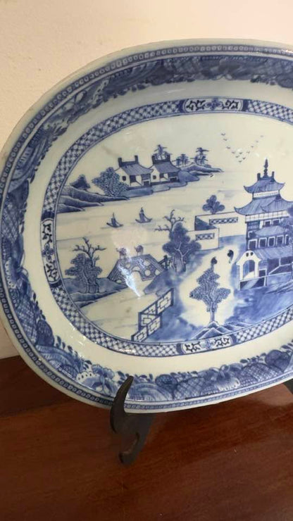 Travessa Oval Profunda em Porcelana Chinesa — Padrão Canton Azul e Branco — Séc. XIX