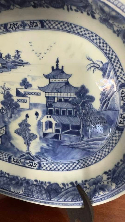 Travessa Oval Profunda em Porcelana Chinesa — Padrão Canton Azul e Branco — Séc. XIX