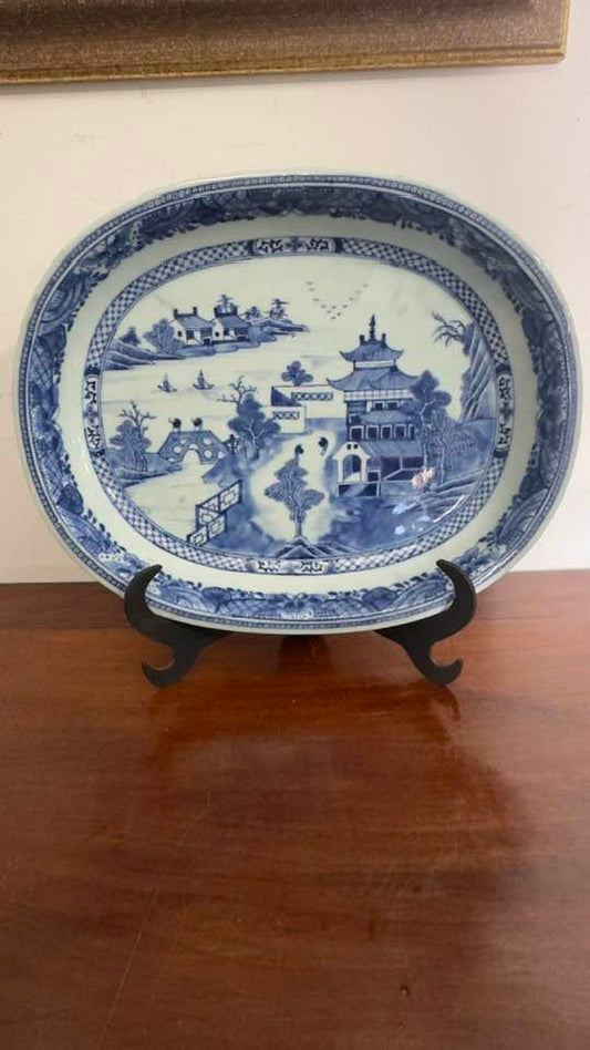 Travessa Oval Profunda em Porcelana Chinesa — Padrão Canton Azul e Branco — Séc. XIX