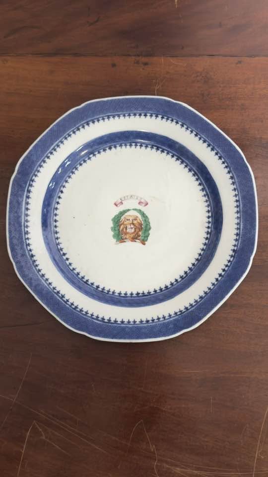 Prato de Parede Armorial em Porcelana da China – Companhia das Índias (Séc. XVIII)