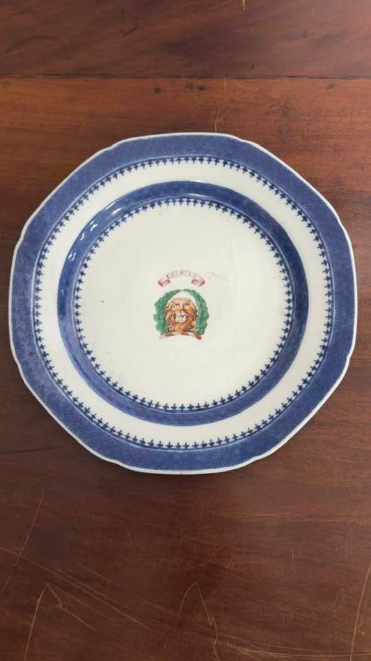 Prato de Parede Armorial em Porcelana da China – Companhia das Índias (Séc. XVIII)