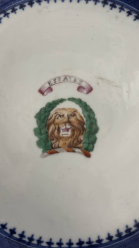 Prato de Parede Armorial em Porcelana da China – Companhia das Índias (Séc. XVIII)