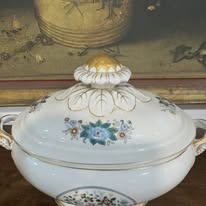 Terrina de Sopa em Porcelana com Decoração Floral e Filetes a Ouro — Séc. XX