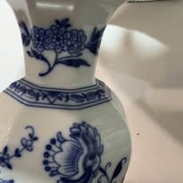 Base em porcelana Vista Alegre – detalhe decoração azul-cobalto Margão