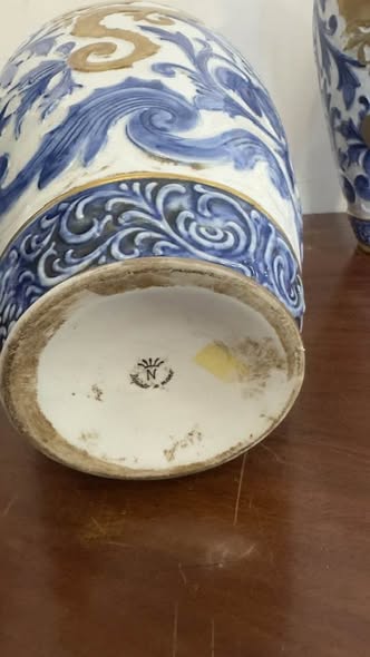 Par de Jarras Decorativas "Chinoiserie" com Dragões Dourados (Estilo Capodimonte)