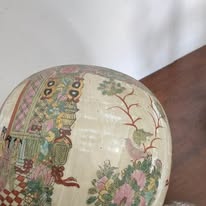 Detalhe lateral – cenas palacianas e decoração floral Família Rosa