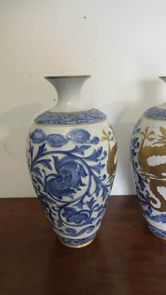Par de Jarras Decorativas "Chinoiserie" com Dragões Dourados (Estilo Capodimonte)
