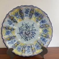 Antigo Prato de Parede Gomado em Faiança – Decoração Floral (Séc. XX)