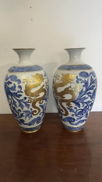Par de Jarras Decorativas "Chinoiserie" com Dragões Dourados (Estilo Capodimonte)