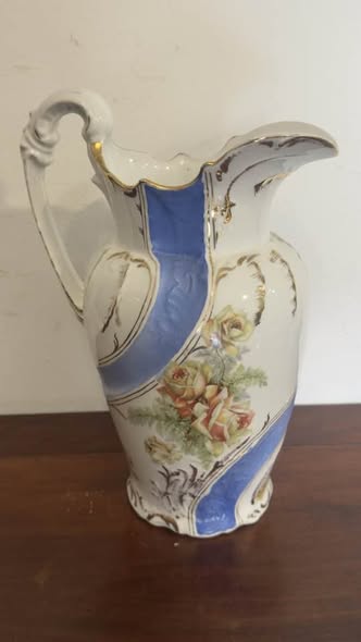 Antigo Gomil em Porcelana com Motivos Florais e Ouro – Vista Alegre (Marca 1947-1968)