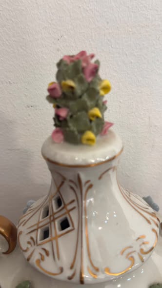 Urna Dresden — detalhe lateral e flores