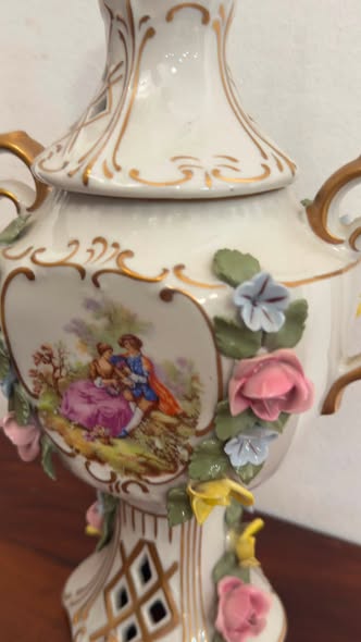 Urna Dresden — detalhe tampa com bouquet floral