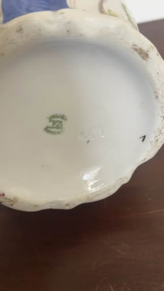 Antigo Gomil em Porcelana com Motivos Florais e Ouro – Vista Alegre (Marca 1947-1968)