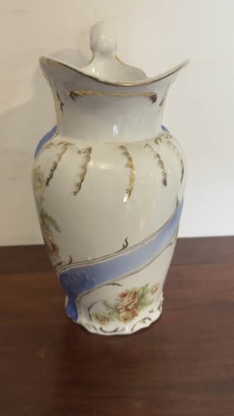 Antigo Gomil em Porcelana com Motivos Florais e Ouro – Vista Alegre (Marca 1947-1968)