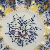 Antigo Prato de Parede Gomado em Faiança – Decoração Floral (Séc. XX)