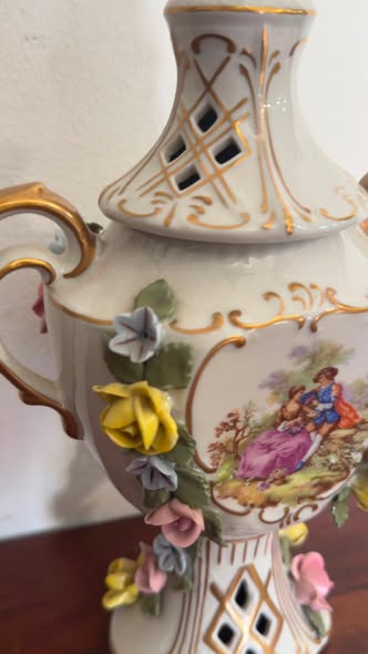 Urna Dresden — detalhe cena galante e flores em relevo