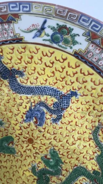 Grande Prato de Aparato em Porcelana Chinesa Família Amarela – Séc. XX