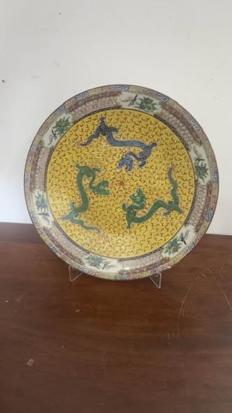 Grande Prato de Aparato em Porcelana Chinesa Família Amarela – Séc. XX