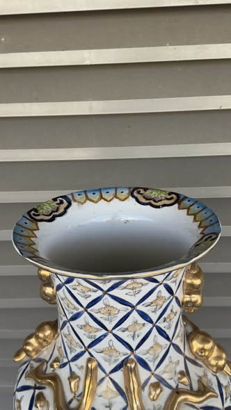 Antigo Jarrão de Aparato em Porcelana com Dragões Relevados e Ouro – Séc. XX