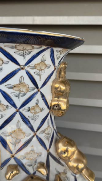 Antigo Jarrão de Aparato em Porcelana com Dragões Relevados e Ouro – Séc. XX
