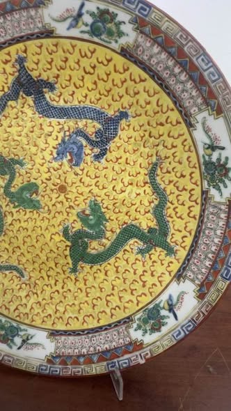 Grande Prato de Aparato em Porcelana Chinesa Família Amarela – Séc. XX