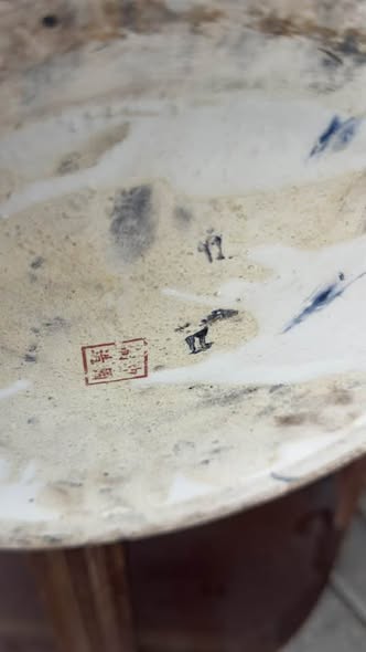 Antigo Jarrão de Aparato em Porcelana com Dragões Relevados e Ouro – Séc. XX