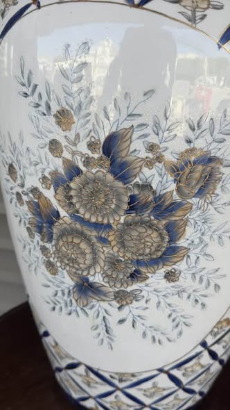 Antigo Jarrão de Aparato em Porcelana com Dragões Relevados e Ouro – Séc. XX