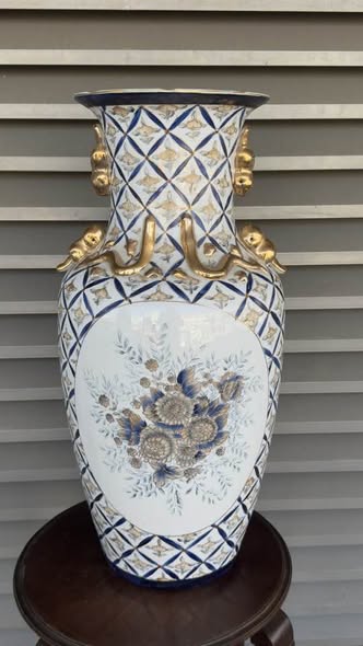 Antigo Jarrão de Aparato em Porcelana com Dragões Relevados e Ouro – Séc. XX