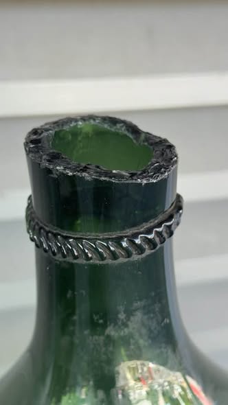 Garrafão decorativo de chão em vidro verde – vista inferior/bojo