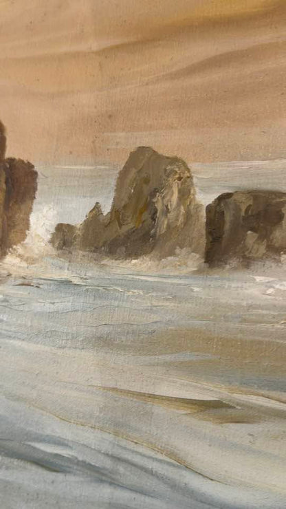 Detalhe das rochas e mar agitado em primeiro plano da pintura de C. Teixeira